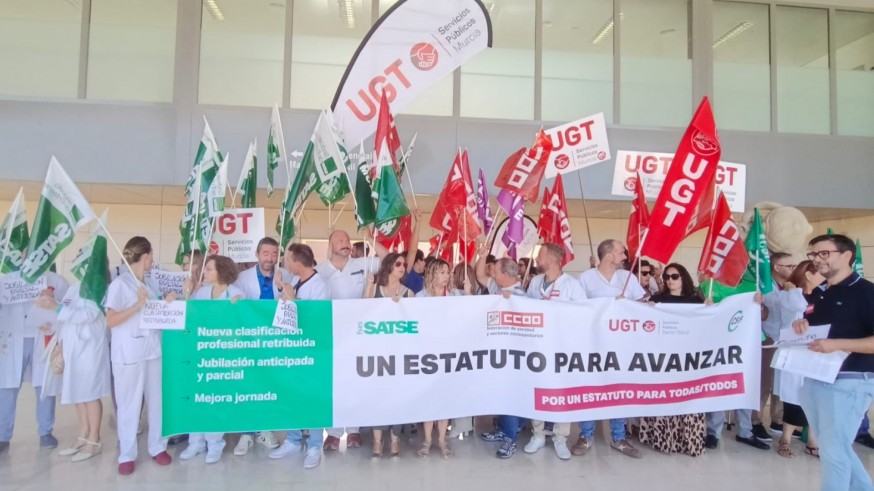 Protesta de los profesionales sanitarios en la Arrixaca contra la Ley que regula sus condiciones laborales