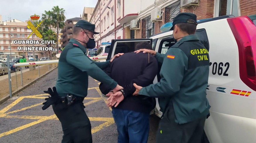 El detenido, conducido por agentes de la Benemérita en Mazarrón