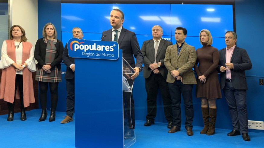Joaquín Segado (en el centro) rodeado de diputados, senadores y alcaldes del PP. ASR.