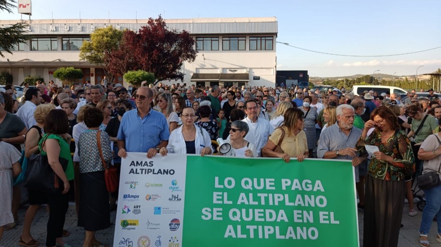 4.000 personas protestan en Yecla contra el deterioro de los servicios del hospital 'Virgen del Castillo"
