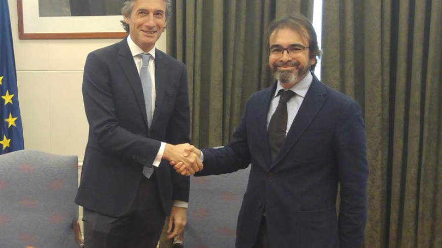 Iñigo de la Serna (i) y Pedro Rivera (d) han firmado en Madrid la prórroga del plan de Vivienda