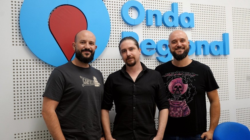 Miguel, Nacho y Wenceslao, de REYLOBO, nos presentan su canción 'Un mundo' contra el odio, una acción junto con la asociación Columbares