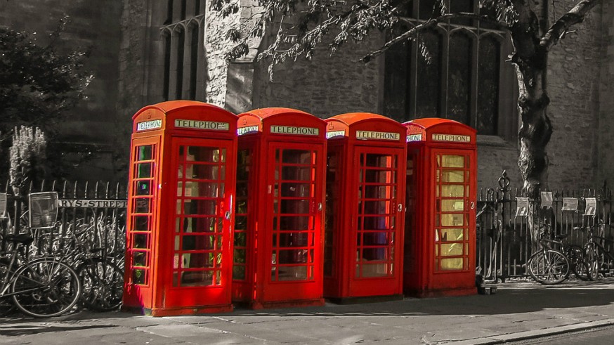 Cuatro cabinas telefónicas británicas