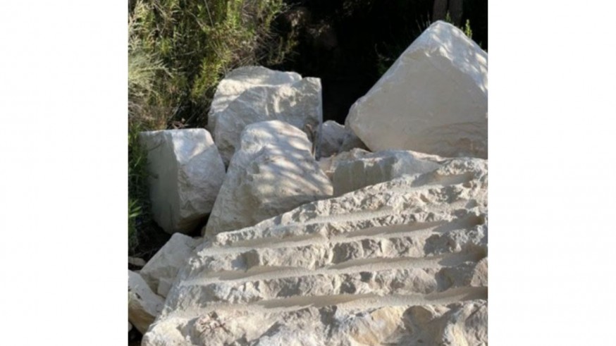 Los vecinos de Abanilla reclaman la retirada de los bloques de mármol que han aparecido en el Río Chícamo