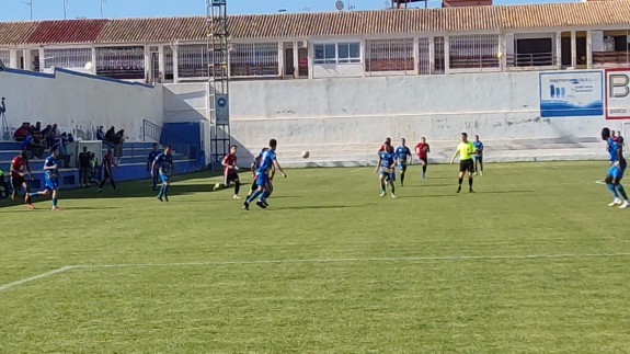 El Bala Azul se aferra a la categoría tras vencer al Huércalovera (1-0)