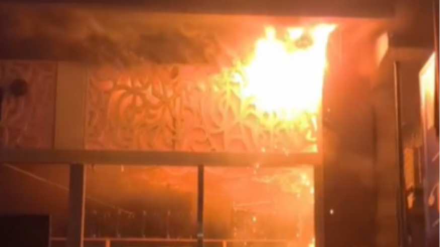 El fuego devora una fábrica de pantallas led en Cobatillas y amenaza a las viviendas colindantes