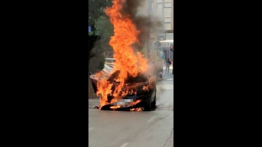 Arde un coche en el barrio de San Antón de Murcia