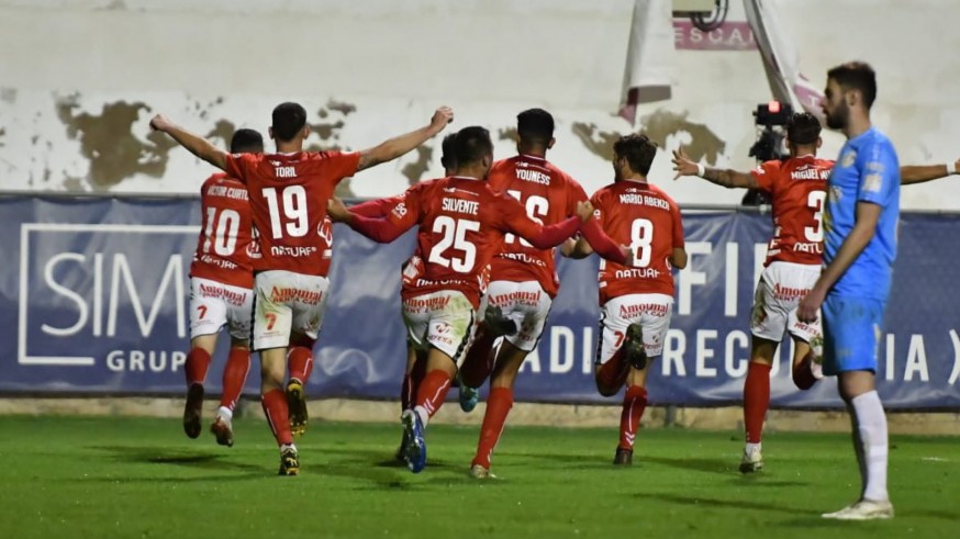 El Real Murcia remonta y deja colista al Yeclano (1-2)