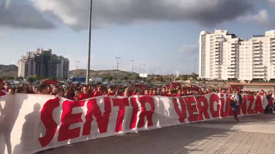 Protesta de los aficionados a las puertas del estadio