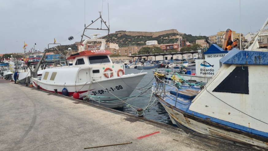 La flota de arte menor lleva dos días amarrada en Cartagena por el viento