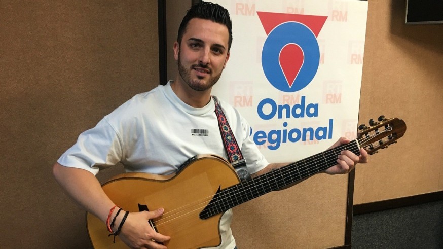 Victorias musicales. Esta tarde conocemos al guitarrista y cantante Adrián Ruiz, que interpreta en directo uno de sus temas