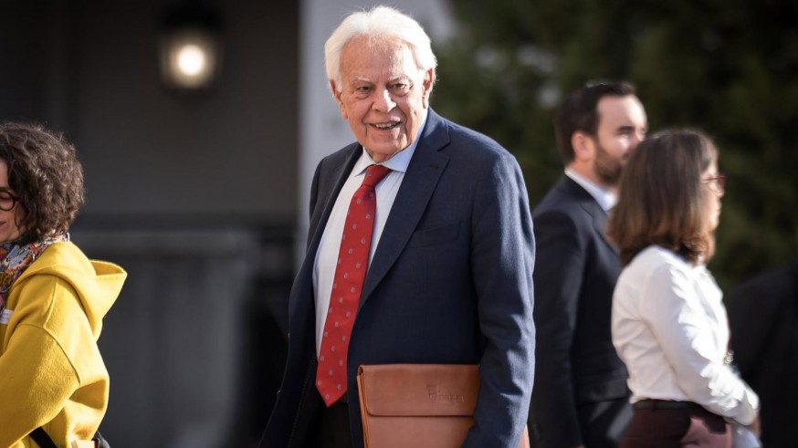Felipe González ve que las dos opciones "más claras" son dimitir o convocar elecciones