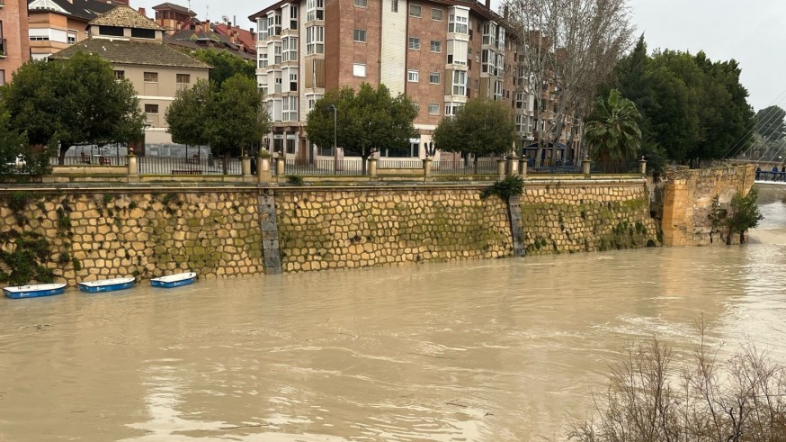 Desembalse de agua controlado del azud de Ojós y el embalse de la Cierva en Mula