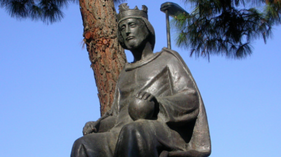 Escultura de Alfonso X el Sabio en el paseo
