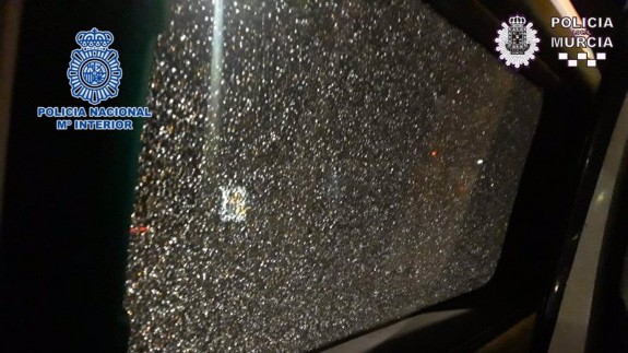 Impacto de bala en el cristal del vehículo