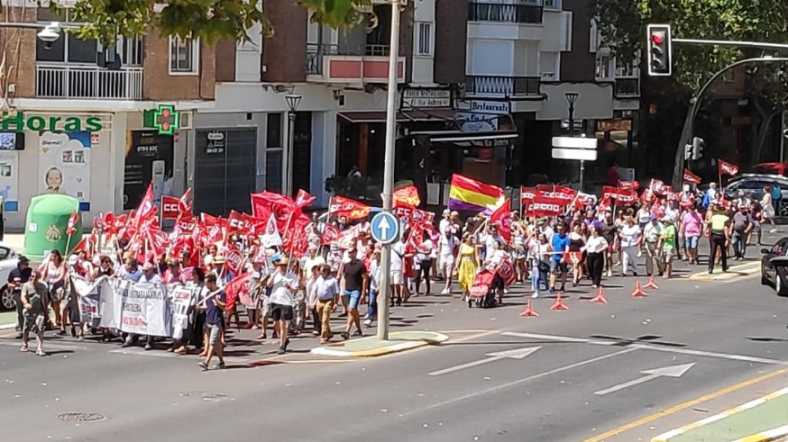 Marcha de los sindicatos y el sector hostelero hacia la Asamblea Regional 