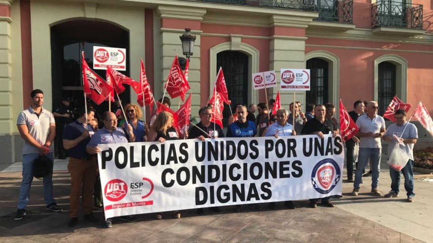 Protesta frente al ayuntamiento de Murcia