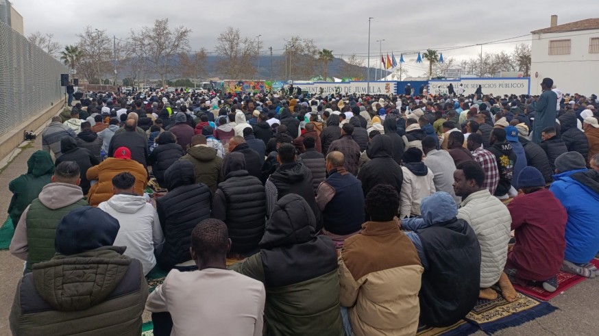 Los musulmanes de Jumilla hacen el rezo del fin de Ramadán en un parking