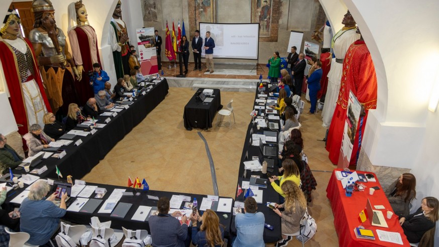 Mesa de intervinientes.
