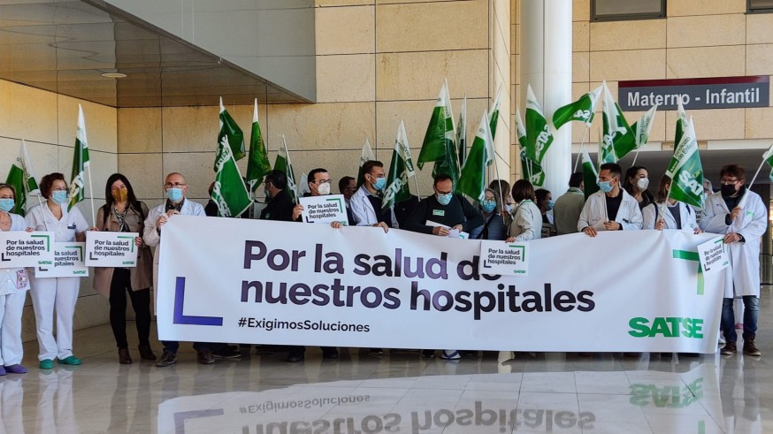 Enfermeros y fisioterapeutas trasladan su protesta a La Arrixaca para exigir estabilidad y recursos