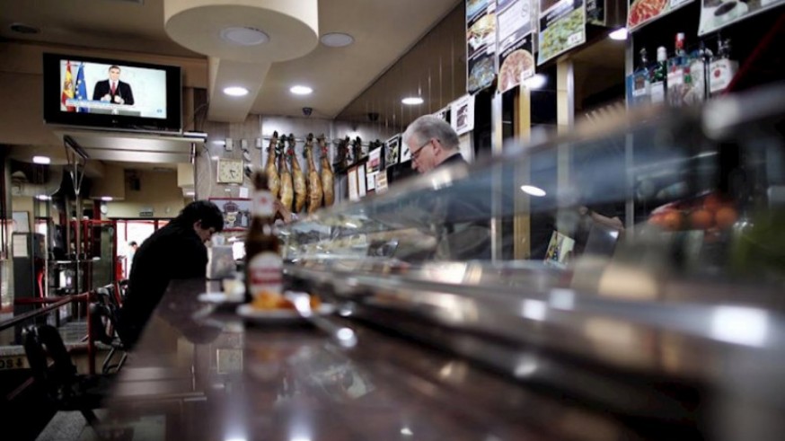 Barra de un bar casi vacía