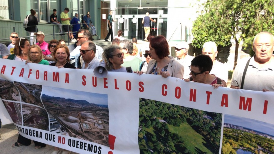 Los vecinos vuelven a denunciar ante la Fiscalía los obstáculos para descontaminar El Hondón