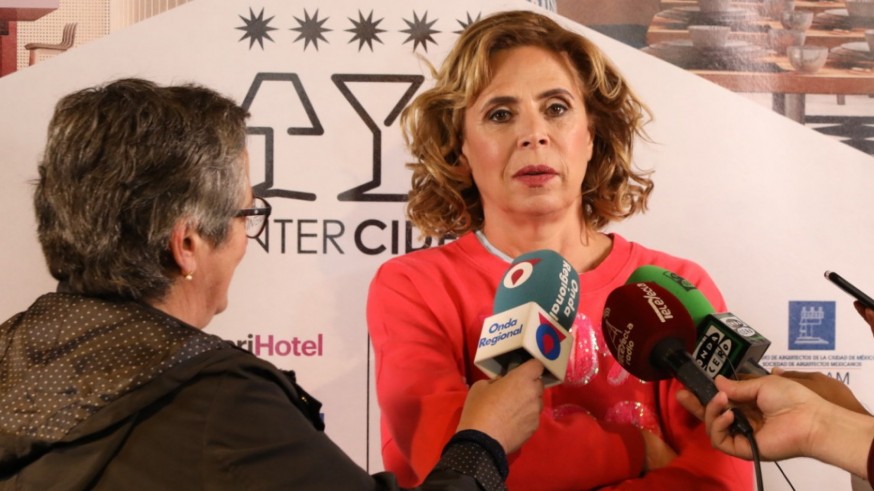 Agatha Ruíz de la Prada atendiendo a los medios de comunicación en Yecla