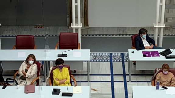 Los escaños de Martínez Vidal y Molina, vacíos durante la sesión matinal del Debate
