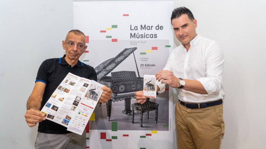 concejal delegado de Cultura, Carlos Piñana, junto al director del festival, José Luis Cegarra