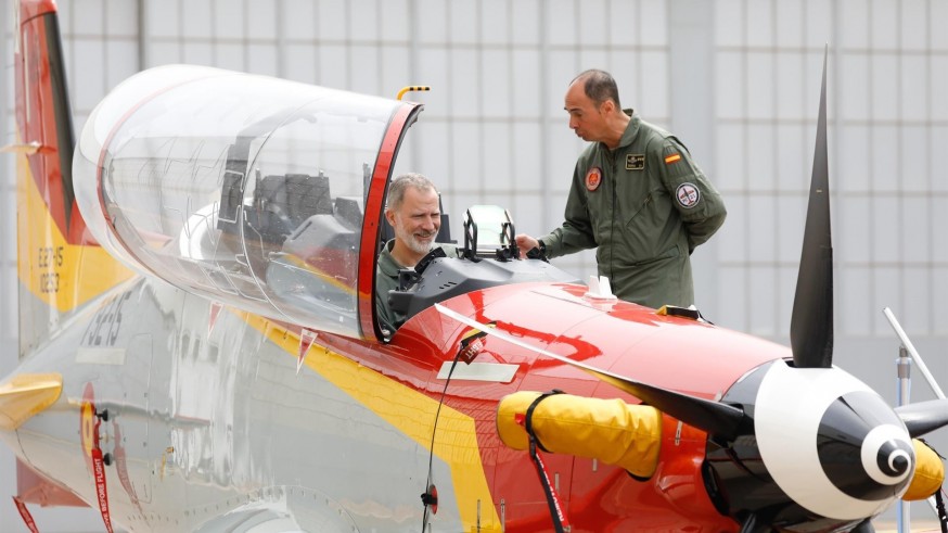 El rey conoce en la AGA de San Javier la tecnología de los nuevos aviones Pilatus