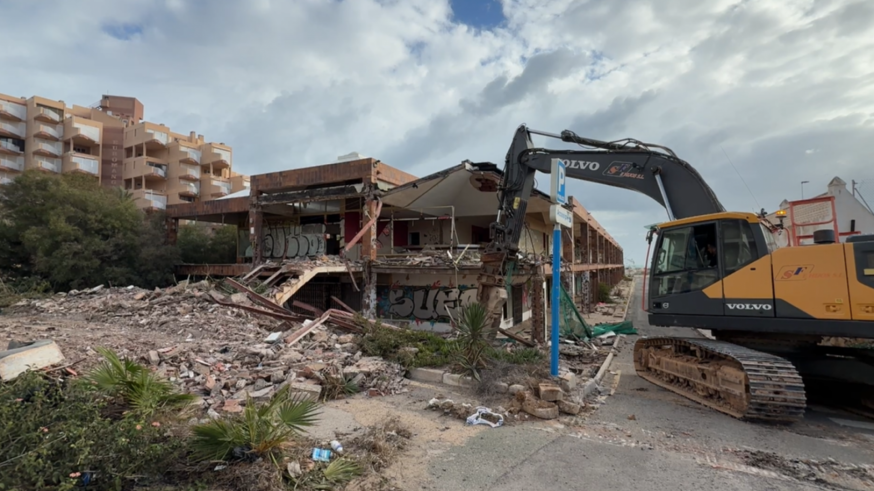 Comienzan las obras de demolición de las galerías comerciales de La Manga frente al antiguo casino