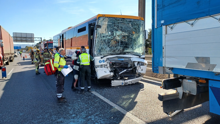 Cinco heridos leves en un accidente entre un turismo, un camión y un autobús en la A-7 a su paso por Murcia