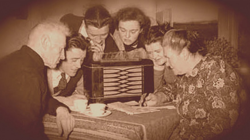 Familia alrededor de aparato antiguo de radio