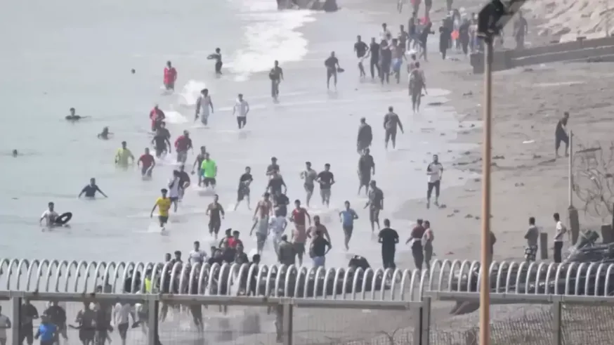 El traslado de inmigrantes en Ceuta se convierte en un caos