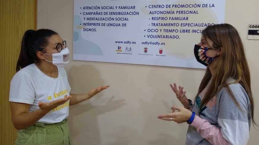 Lidia Rubio, intérprete de la Asociación de Discapacitados Físicos de Yecla, y con Saray Pascual, sorda
