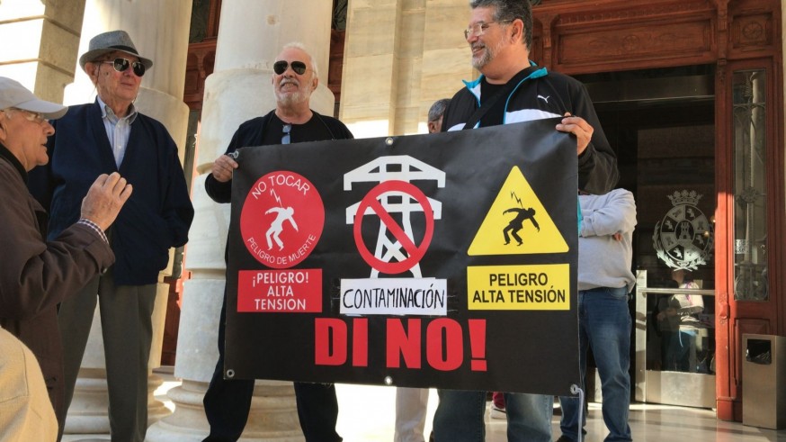 Vecinos de Cartagena exigen la descontaminación de terrenos en la plaza del Ayuntamiento