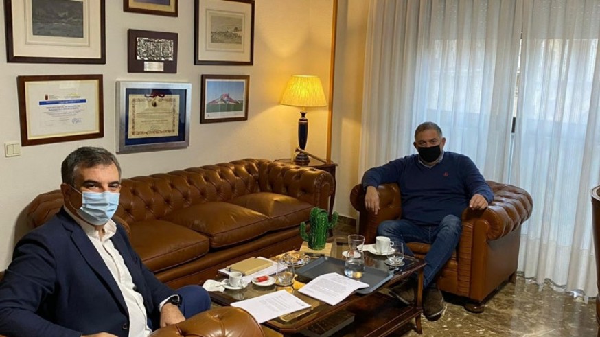 Imagen de la reunión mantenida entre Juan Vázquez y Lucas Jiménez.