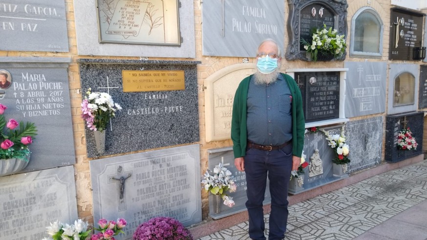  José Puche Forte frente a la tumba del gran escritor yeclano José Luis Castillo Puche 