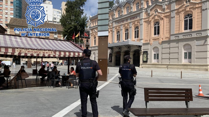 Agentes vigilan las calles de Murcia