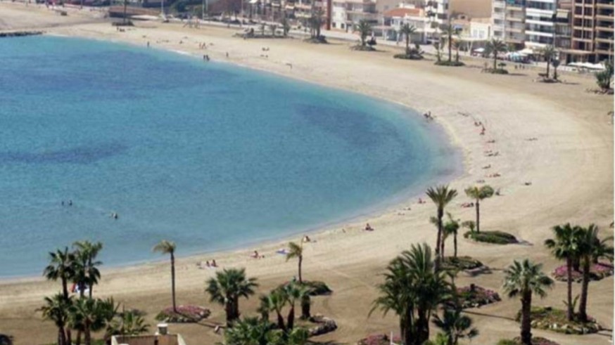Puente de terrazas llenas en el litoral de la Región de Murcia