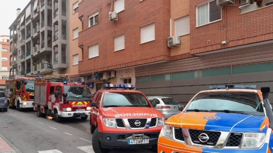 Herido un joven y confinados los residentes de varios edificios por el humo de un incendio en Molina de Segura