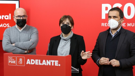 Marisol Sánchez Jódar (centro), Juan Luis Soto (dcha.) y Antonio Huertas. FOTO PSRM