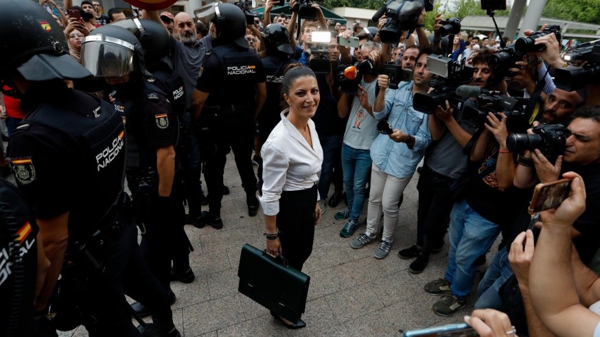 Macarena Olona llega a la Universidad de Murcia ante una gran protesta estudiantil 
