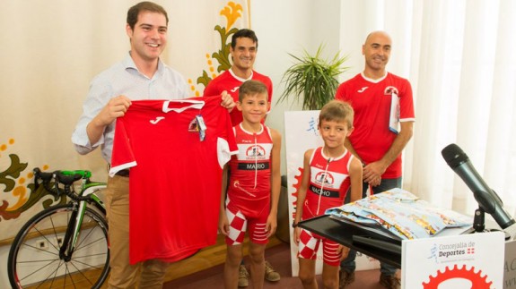 El equipo de triatlón Mandarache (foto: ayuntamiento de Cartagena)
