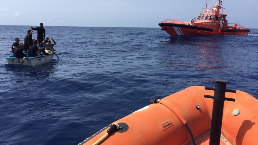 Rescate de una patera por parte de Salvamento Marítimo. Foto CRUZ ROJA
