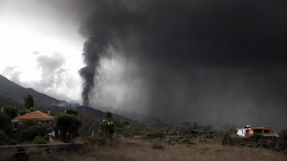 La erupción continúa, con fases más explosivas, tras arrasar 240 hectáreas Y 390 inmuebles