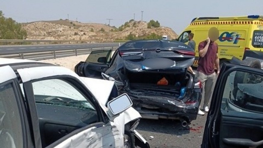 Cuatro heridos leves en una colisión múltiple entre cuatro turismos y un camión en la A-7, en Murcia