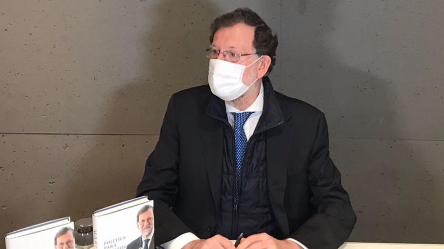 Rajoy firma en Murcia ejemplares de su libro 'Política para adultos' 