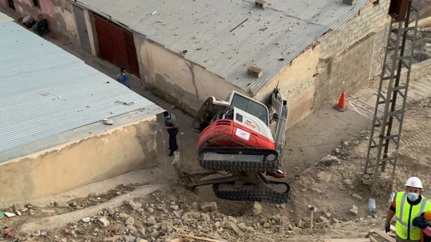 Excavadora accidentada.