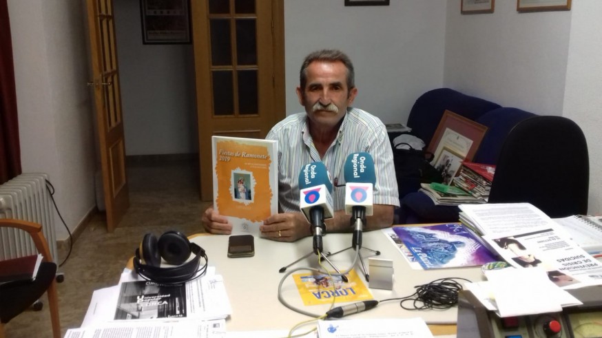 Blas Navarro en los estudios de Onda Regional en Lorca
